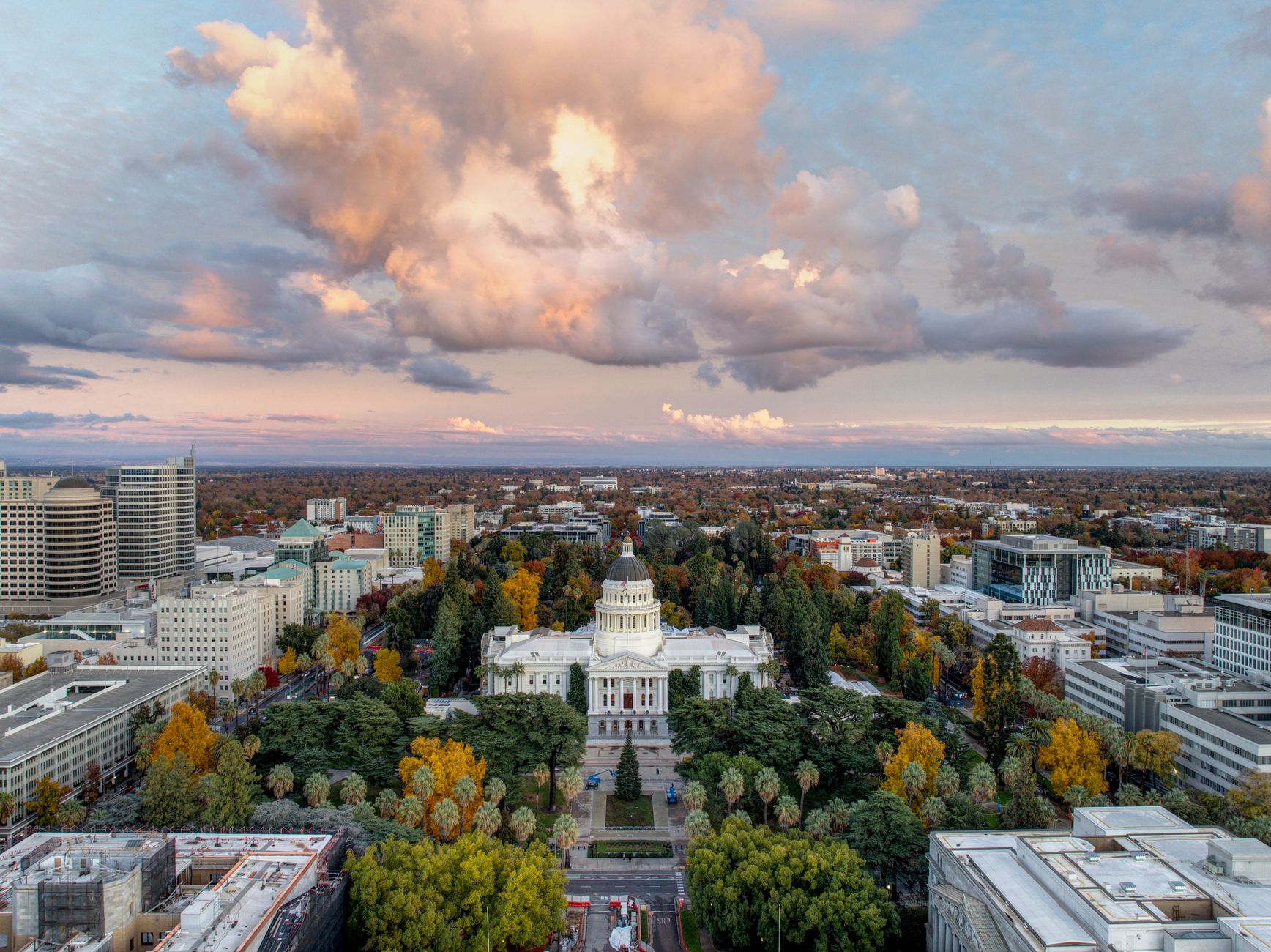California State Capitol building in Sacramento with palm trees