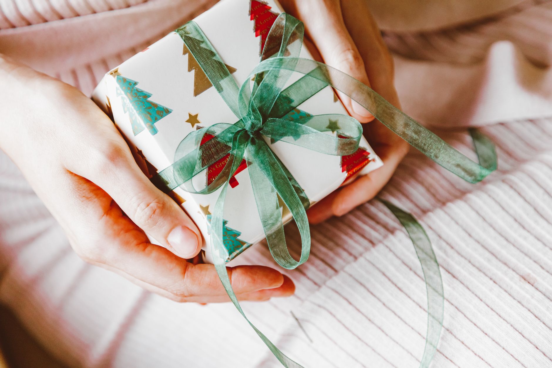 gift giving hands
